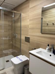 Ένα μπάνιο στο Apartment with rooftop pool 150 m from the beach