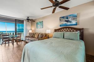 une chambre avec un lit et un canapé dans l'établissement Noelani 214, à Kahana