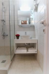 Phòng tắm tại POROS BEACH camping- studios +49 ảnh