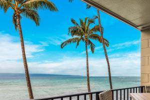 Noelani 206 في Kapalua-West Maui Airport: اطلالة على الشاطئ من منتجع فيه نخيل