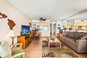Noelani 206 في Kapalua-West Maui Airport: غرفة معيشة بها أريكة وطاولة