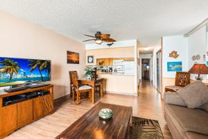 Noelani 206 في Kapalua-West Maui Airport: غرفة معيشة مع أريكة وتلفزيون