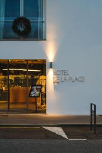 Un cartel de Hotel La Place en el lateral de un edificio. en Hôtel de La Plage, en Biarritz