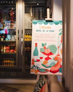 Un cartel delante de la puerta de una tienda con un menú. en Hôtel de La Plage, en Biarritz 264 fotos más