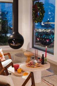 una sala de estar con una mesa con una vela. en Hôtel de La Plage, en Biarritz