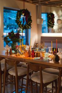 una mesa de comedor con adornos navideños. en Hôtel de La Plage, en Biarritz