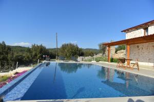 Bazén v ubytování Stone house with private infinity pool nebo v jeho okolí + 13 fotografií