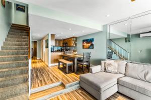 un salon avec un canapé et une table dans l'établissement Noelani 309, à Kahana