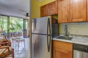 Η κουζίνα ή μικρή κουζίνα στο Paki Maui 211