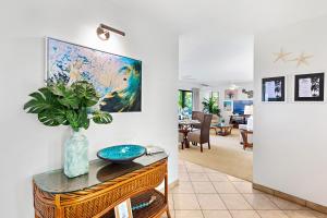 un soggiorno con un vaso su un tavolo di Ekolu 911 a Wailea