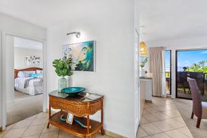 un soggiorno con un tavolo e una camera da letto di Ekolu 911 a Wailea