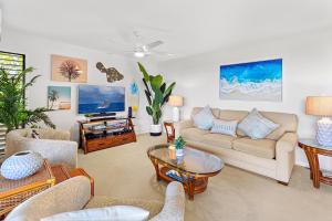 un soggiorno con un divano e un tavolo di Ekolu 911 a Wailea Altre 28 foto