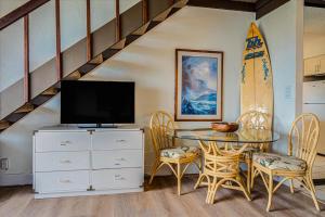 TV a/nebo společenská místnost v ubytování Papakea E406