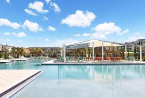 una piscina en un resort con un pabellón en Villatel Orlando Resort, en Orlando