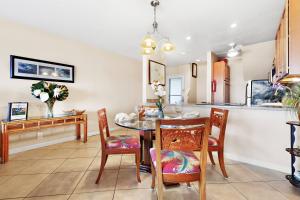 Kahana Sunset E4 في Napili-Honokowai: مطبخ وغرفة طعام مع طاولة وكراسي +26 صورة