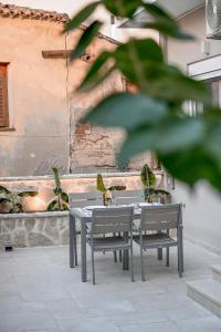 un tavolo e sedie in un patio con parete di 14 luxury apartment a Preveza Altre 17 foto