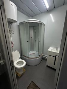 Un baño con ducha, inodoro y lavabo. en Nomad Kyrgyz Hostel, en Bishkek