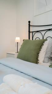 Postel nebo postele na pokoji v ubytování Chic 1BR City center Sleeps 4 Brämaregården