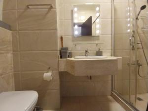 Ένα μπάνιο στο الشيخ عقار +5 φωτογραφίες