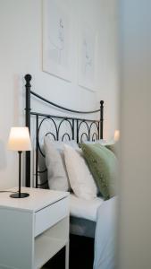 Postel nebo postele na pokoji v ubytování Chic 1BR City center Sleeps 4 Brämaregården