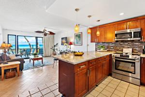 Noelani 115 في Kapalua-West Maui Airport: مطبخ وغرفة معيشة مطلة على المحيط +29 صورة
