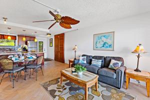 Noelani 115 في Kapalua-West Maui Airport: غرفة معيشة بها أريكة وطاولة