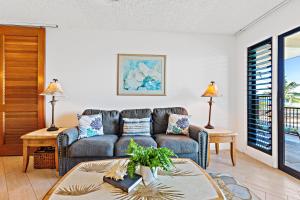 Noelani 115 في Kapalua-West Maui Airport: غرفة معيشة بها أريكة وطاولة