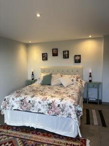 una camera da letto con un letto grande con cuscini sopra di Suites da Dani ad Areal