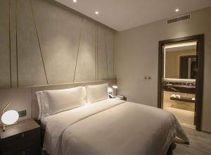 Un dormitorio con una cama blanca grande y una ventana en Dar amine, en Chefchaouen