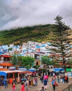 un grupo de personas de pie en frente de una montaña en Dar amine, en Chefchaouen