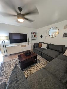 布里格姆城Cozy Mountain Home的配有沙发和平板电视的客厅
