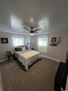 布里格姆城Cozy Mountain Home的带床和吊扇的卧室