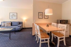 Ferienwohnung Deichperle - Ihr idyllischer Rückzugsort an der Ostsee in Zingst في زنغست: غرفة معيشة بها طاولة وأريكة