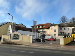 una calle con coches aparcados en un estacionamiento en Self-Check-in Hotel VinoQ Mistelbach, en Mistelbach