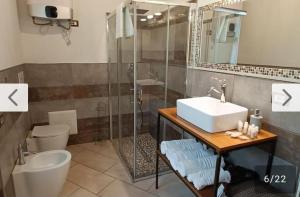 a bathroom with a sink and a shower and a toilet at Casa Statuto - Appartamento tra le mura in Asti