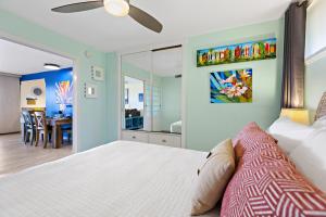 Postel nebo postele na pokoji v ubytování Hale Ono Loa 117