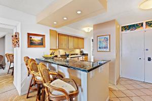 Kahana Villa E701 في Kapalua-West Maui Airport: مطبخ مع كونتر وكراسي في غرفة +26 صورة