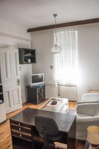 salon ze stołem i kanapą w obiekcie Apartment Lavanda 1 - Zagreb w Zagrzebiu