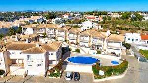 una vista aerea di una casa con piscina di Balaia Maggs House Pool & Ocean view by BeCherish a Branqueira
