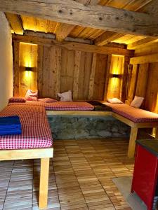 deux lits dans une chambre aux murs en bois dans l'établissement Ferienhaus Hederle, à Elzach