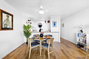 Kahana Villa F407 في Kapalua-West Maui Airport: مطبخ وغرفة طعام مع طاولة وكراسي