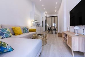 a living room with a white couch and a tv at Loft moderno recién reformado con patio en el centro de Elche in Elche