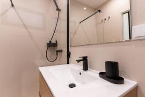 a bathroom with a sink and a mirror at Loft moderno recién reformado con patio en el centro de Elche in Elche +8 photos