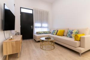 a living room with a couch and a table at Apartamento moderno recién reformado con patio en el centro de Elche in Elche