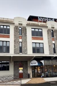 リモージュにあるKyriad Limoges Centre Gare - Atriumのクリスピークリームの看板がある建物