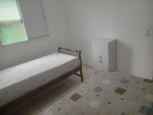 een slaapkamer met twee bedden en een raam bij Casa independente e aconchegante in Poços de Caldas