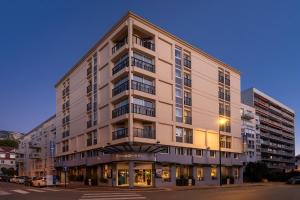un edificio en una calle frente a un edificio en Urban Hotel & Spa Aix-les-Bains - BW Signature Collection, en Aix-les-Bains