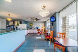 a kitchen and dining room with a table and chairs at Ozark Junction Inn in Mountain View