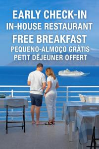 圣菲利佩Cruzeiro Guest House的一男一女站在游轮上