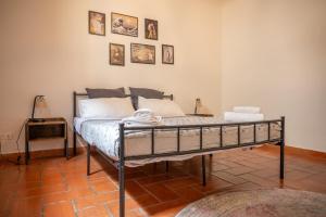 En eller flere senge i et værelse på Classic Florentine Flat With Garden